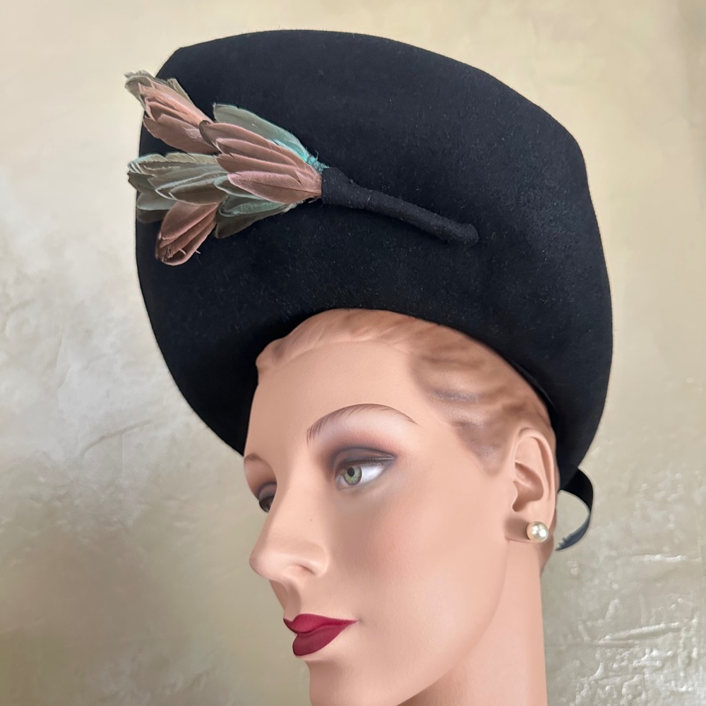 MAGNIFICENT 1940's BLACK FELT HAT WITH UPTURNED BRIM + MULTICOLOR FEATHER "WINGS - Picture 9 of 13